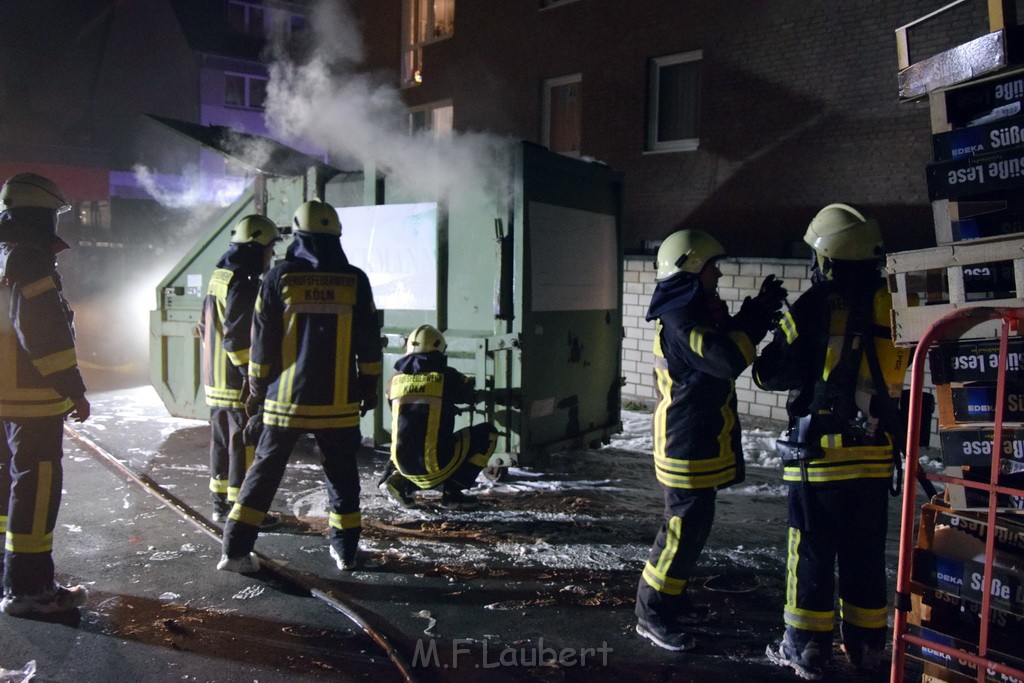 Feuer Papp Presscontainer Koeln Hoehenberg Bochumerstr P188.JPG - Miklos Laubert